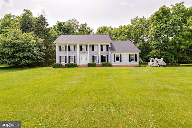 colonial home featuring a front yard