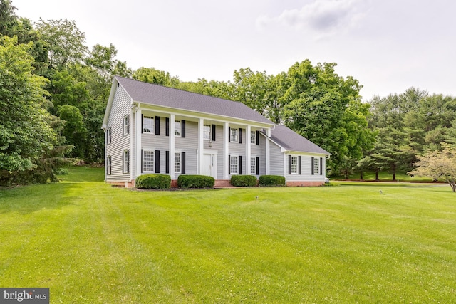 colonial home featuring a front lawn