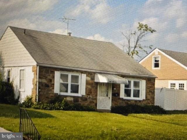 view of front of home with a front yard