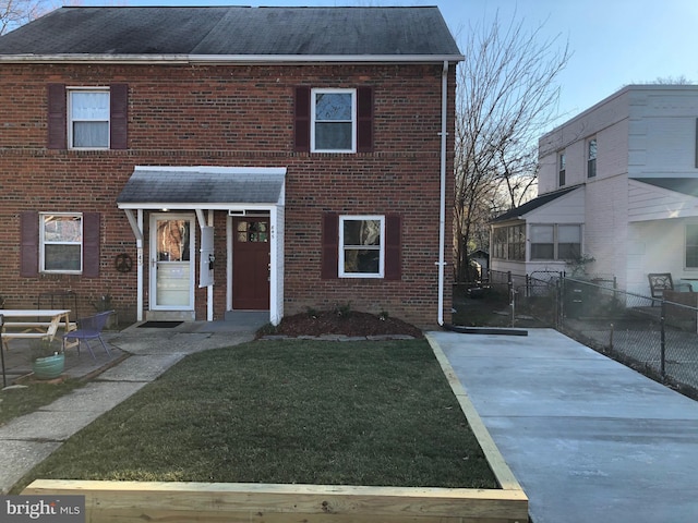 view of front of property featuring a front yard