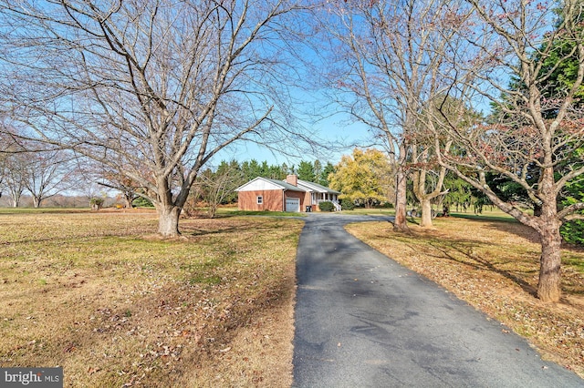 view of front of house featuring a front lawn