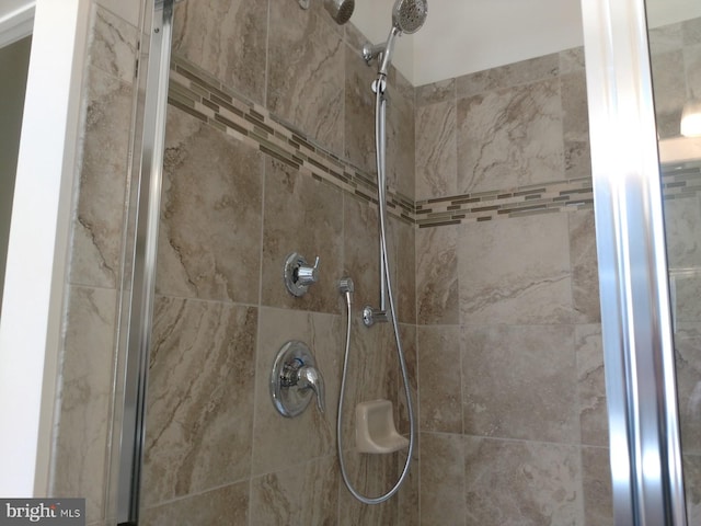 details featuring tiled shower