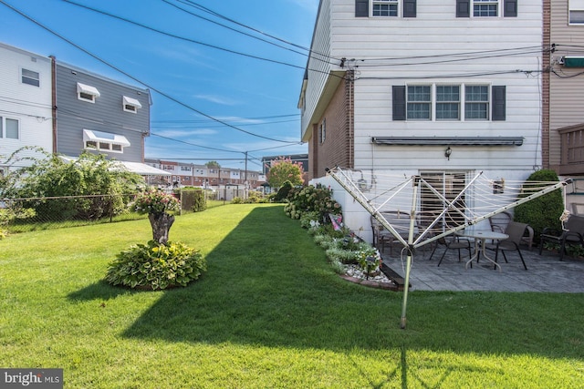 view of yard featuring a patio