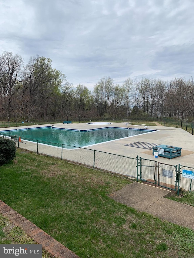 view of swimming pool featuring a lawn