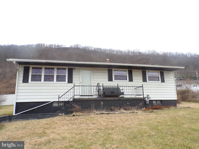 view of front of property featuring a front yard