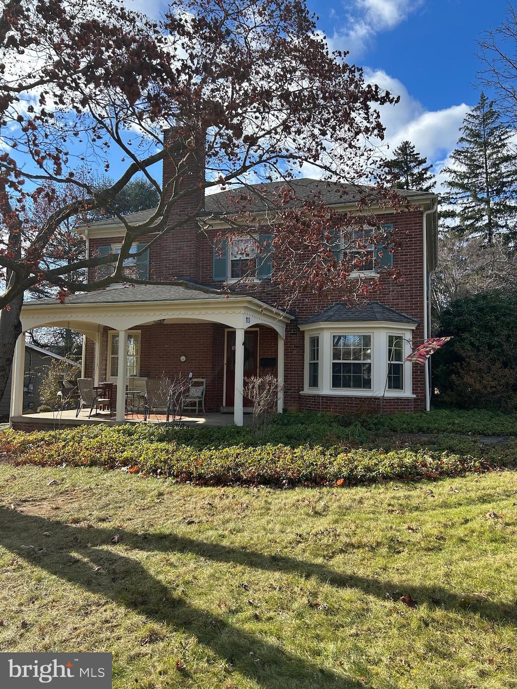 view of front facade featuring a patio area and a front yard