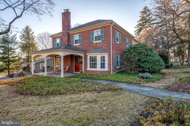 view of front of house featuring a patio and a front yard