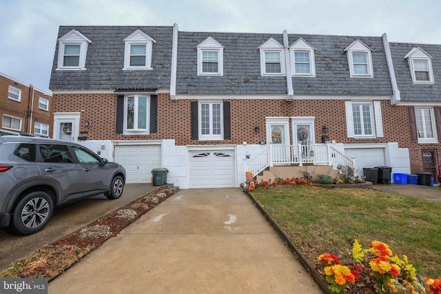 view of front of house with a front lawn and a garage