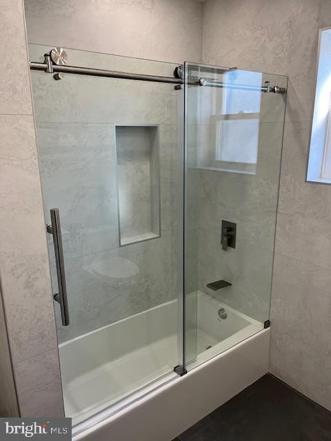 bathroom with enclosed tub / shower combo