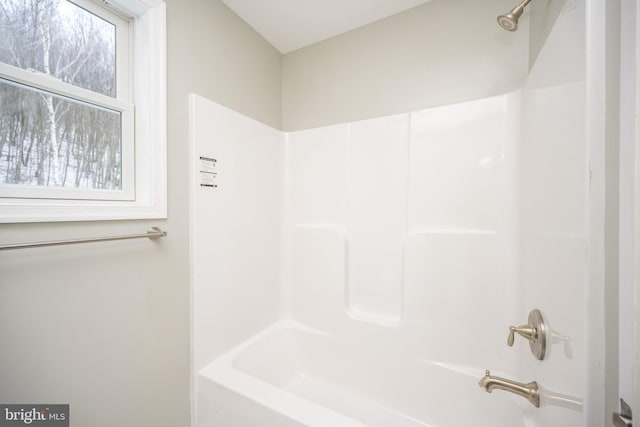 bathroom with bathtub / shower combination