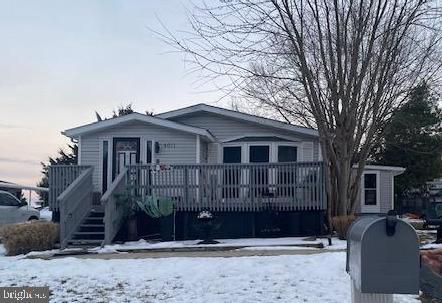 view of front of property featuring a deck