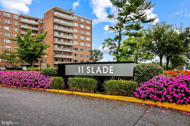 view of community / neighborhood sign