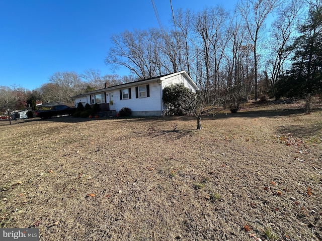 view of side of property featuring a lawn