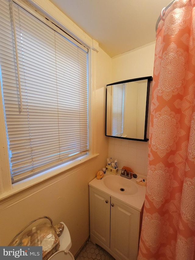 bathroom featuring backsplash and vanity