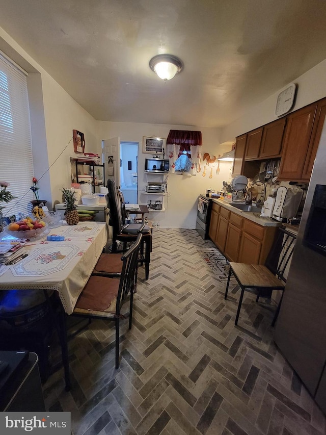 dining area with sink