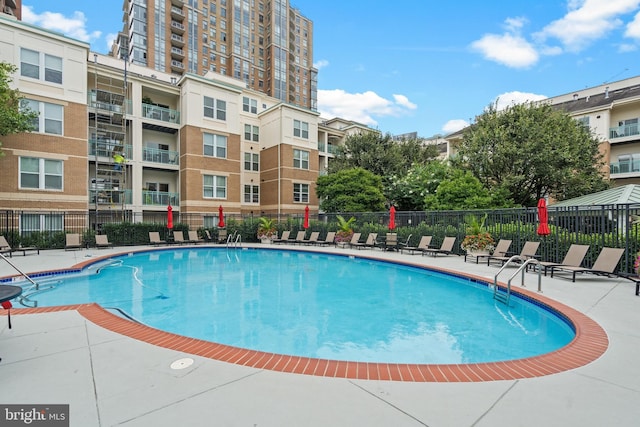 view of swimming pool