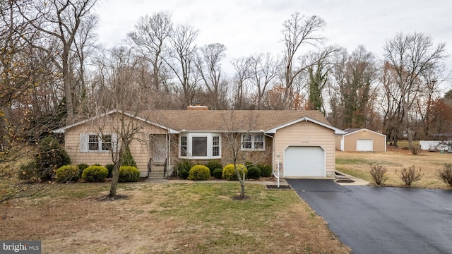 single story home featuring a front lawn