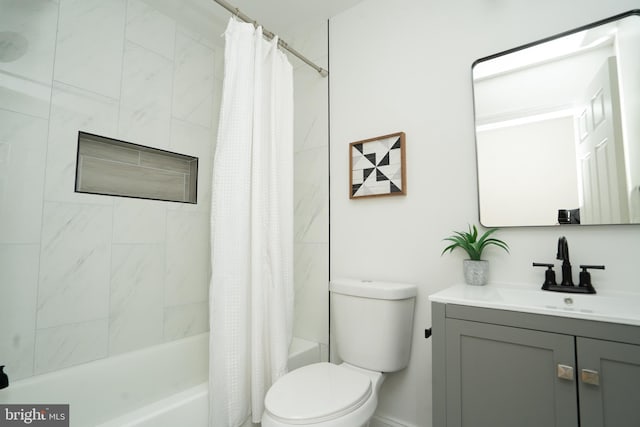 full bathroom with toilet, vanity, and shower / bath combo