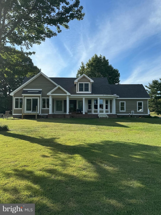 view of front facade featuring a front yard