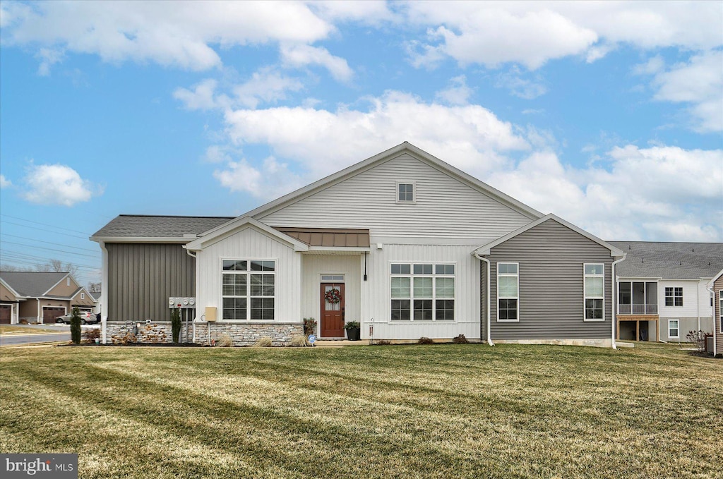 view of front of home featuring a front yard