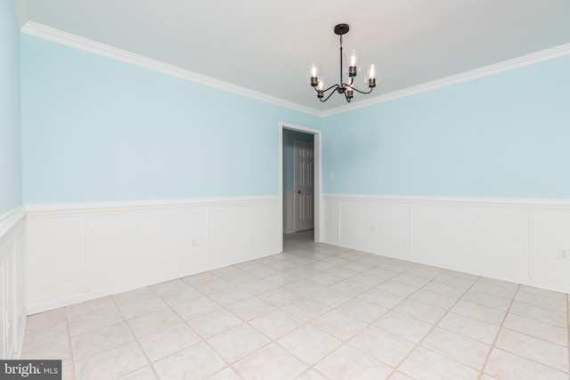 empty room with crown molding and an inviting chandelier