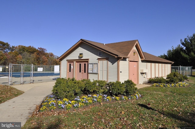 view of side of property featuring a lawn