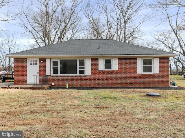 view of front facade featuring a front yard