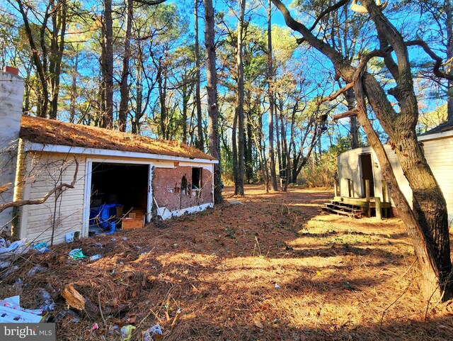 view of yard with a shed