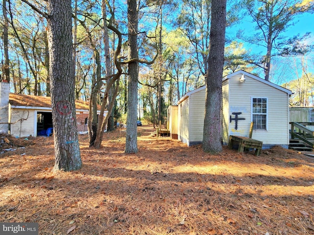 view of yard with an outdoor structure