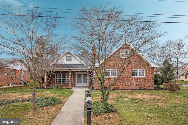 view of front of property featuring a front lawn