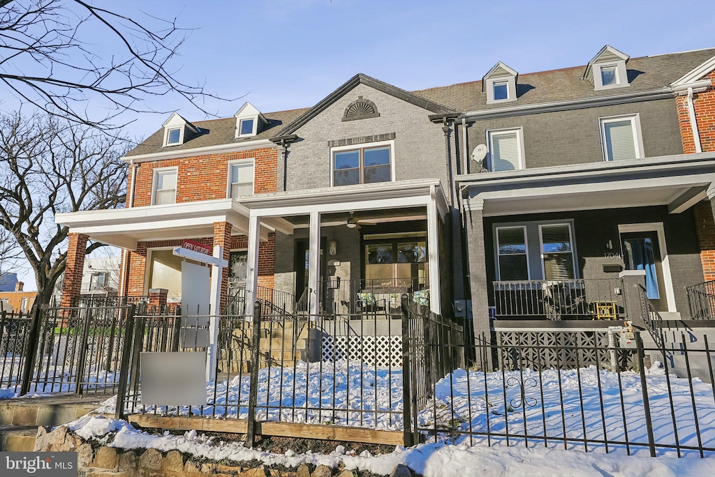 view of front of property featuring covered porch