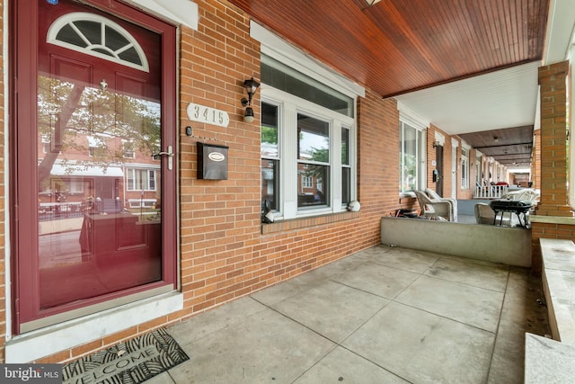 property entrance with covered porch