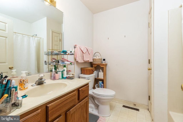 bathroom with a shower with curtain, vanity, and toilet