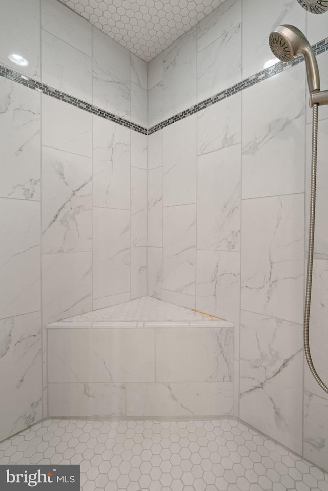 bathroom featuring a tile shower