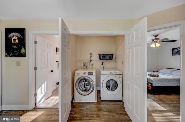 washroom with independent washer and dryer, ceiling fan, and dark wood-type flooring