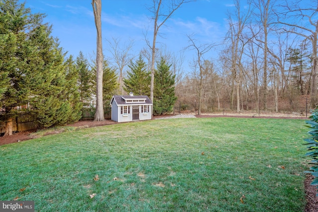 view of yard with an outdoor structure