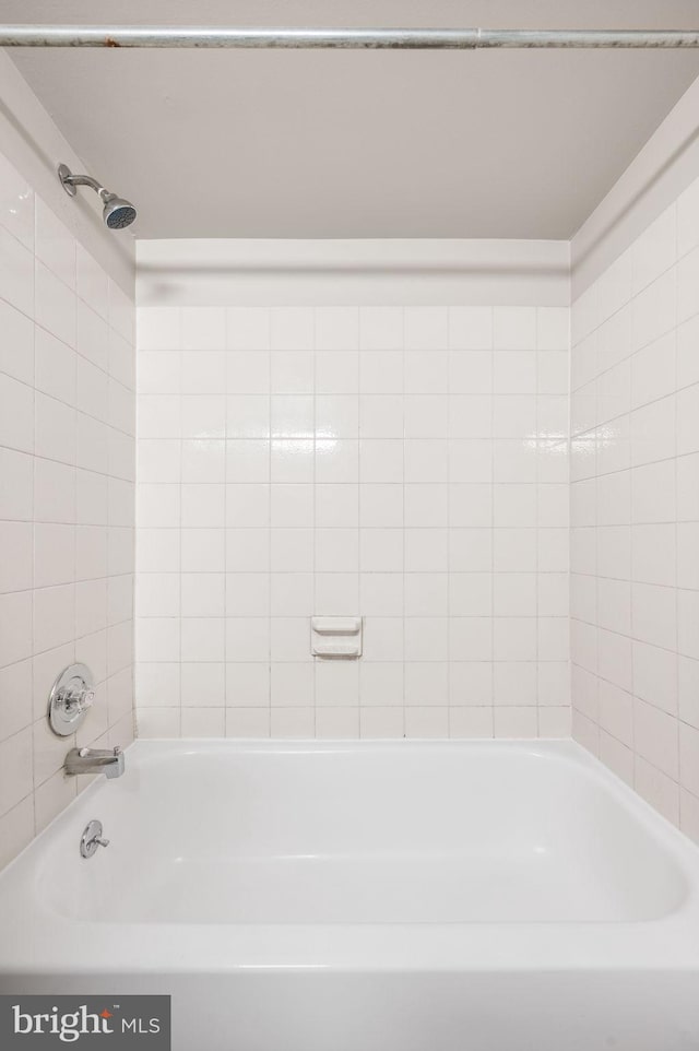 bathroom featuring tiled shower / bath combo