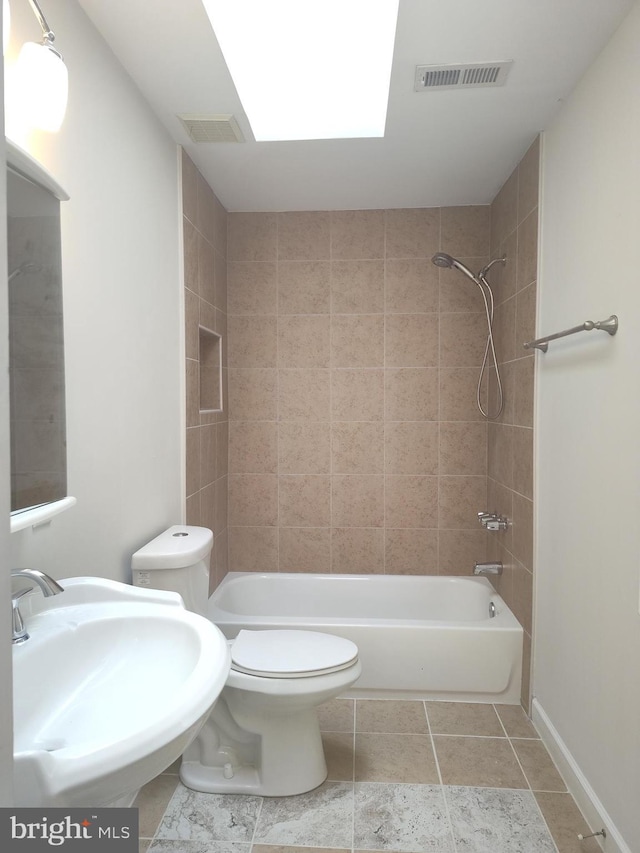 6614 Quander Rd, Alexandria, VA 22307 - full bathroom featuring tiled shower / bath combo, toilet, and sink