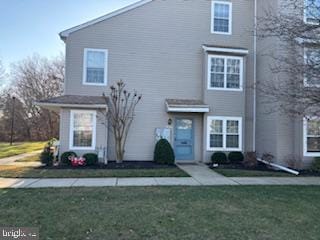 front facade featuring a front lawn