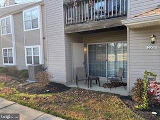 property entrance featuring a balcony