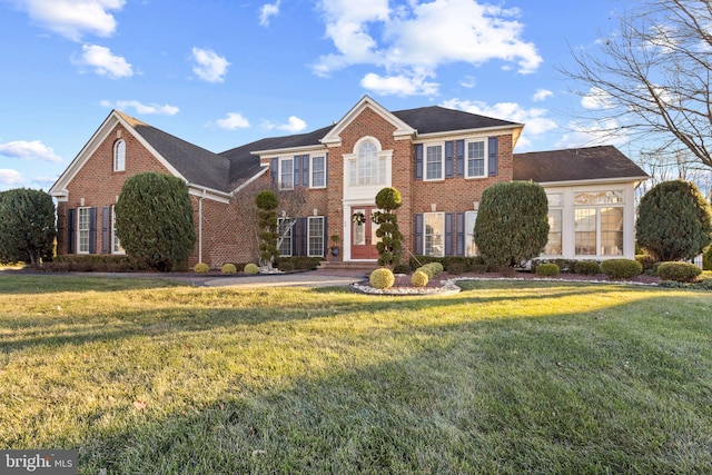 view of front facade featuring a front yard