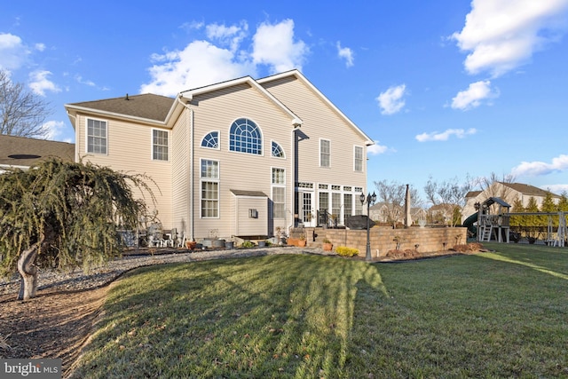 view of front facade with a front yard