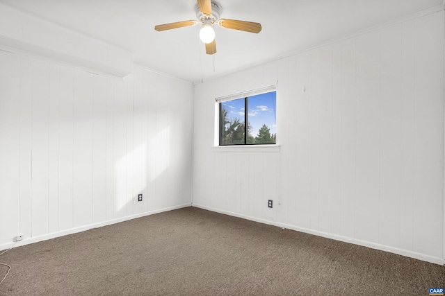 carpeted empty room featuring ceiling fan