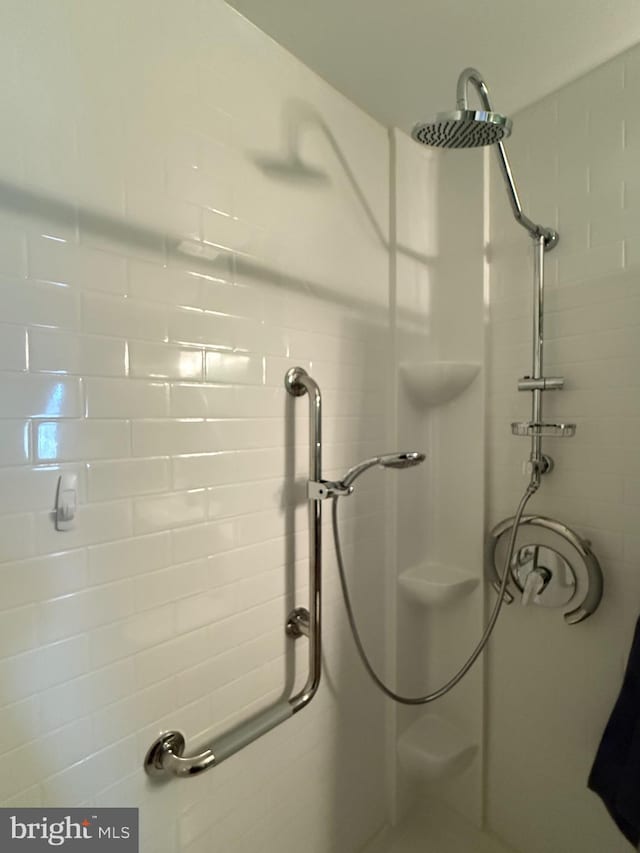 details with a tile shower