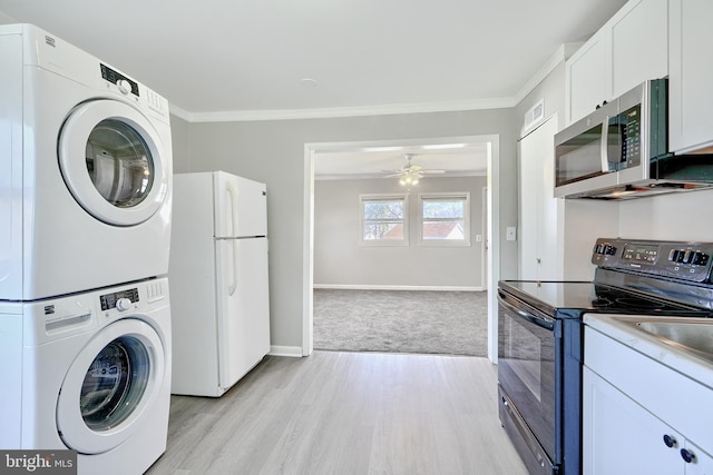 clothes washing area with ornamental molding, stacked washer and dryer, ceiling fan, and light colored carpet