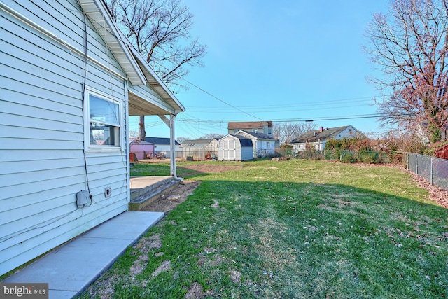 view of yard featuring a shed