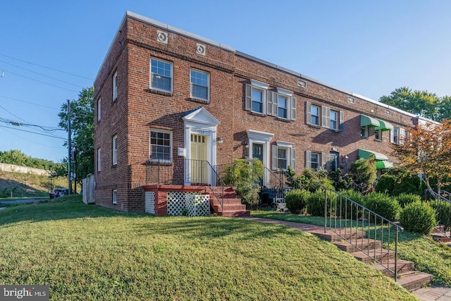 view of front of property featuring a front yard