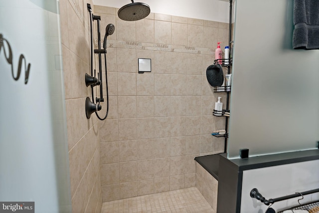 bathroom featuring a tile shower