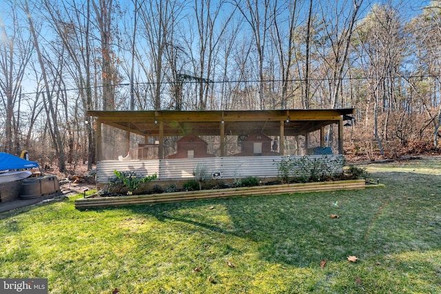 view of front of property featuring a front yard