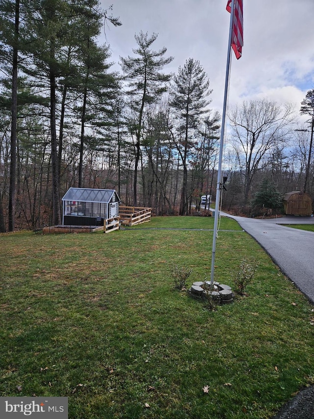 view of yard featuring an outbuilding